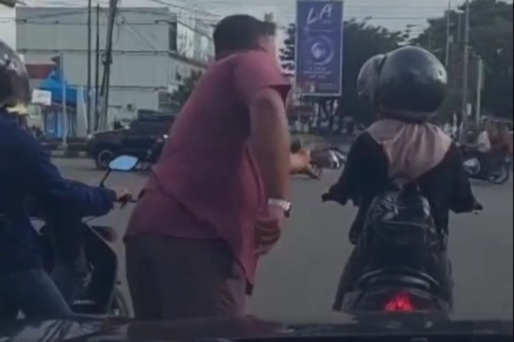 Aksi Kocak Pengendara Mobil Perbaiki Kaca Spion Motor yang Bikin Silau!
