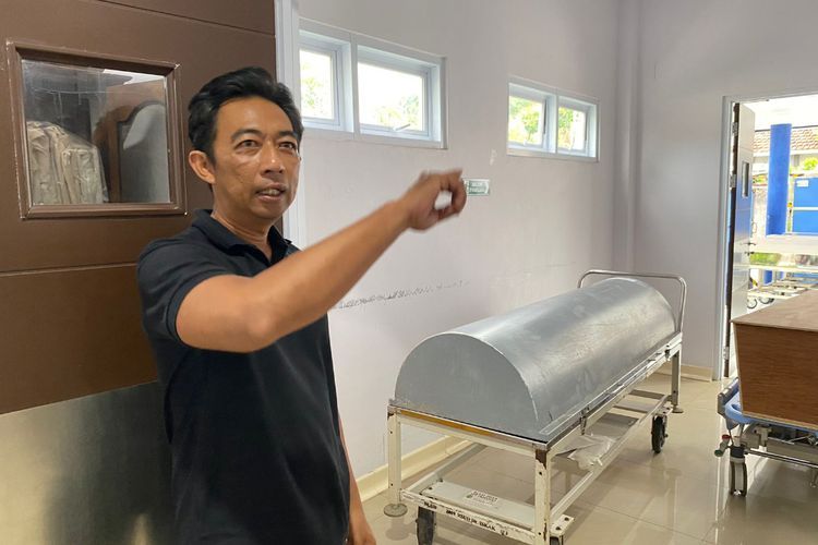 Perawat Jenazah ini Gadaikan Motornya Demi Peti Mati Saat Puncak Pandemi di Tulungagung