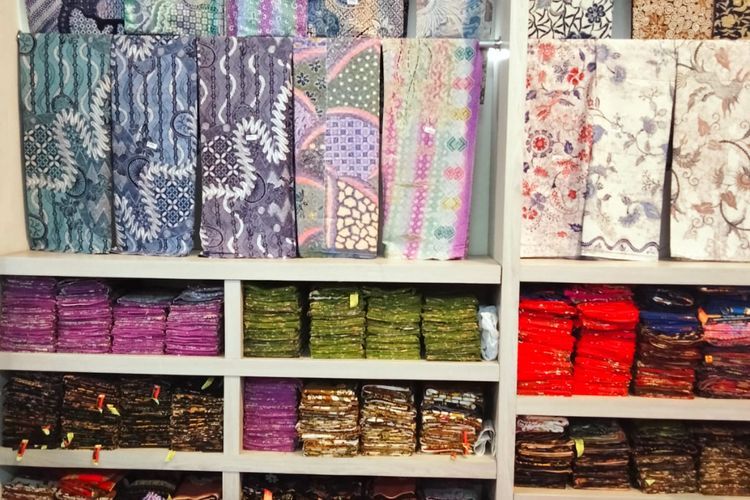 Mau Berburu Oleh-oleh Kain Batik dari Cirebon? di Sini Tempatnya