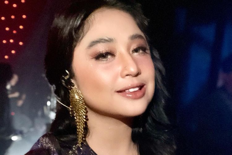 Dewi Perssik Ungkap Pernah Jadi Guru Ngaji Anak TK di Jember: Digaji Seadanya