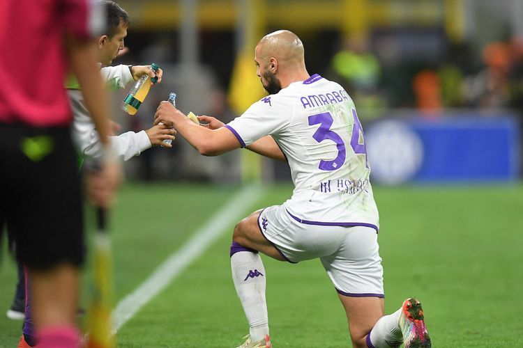 Solidaritas! Pemain Fiorentina Ini Pura-pura Cedera agar Rekan Setimnya Bisa Buka Puasa