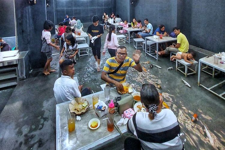 Cobain Sensasi Unik Makan Rujak di Kolam Ikan Koi, Kuliner Wajib di Pekanbaru!