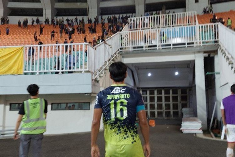 Laga Persib Bandung Melawan Persis Solo Sempat Terhenti Akibat Kericuhan Suporter