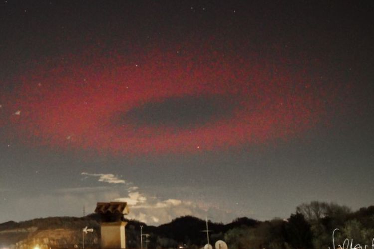 Fenomena Langka! Lingkaran Cahaya Merah Besar Mirip UFO Melintas di Langit Italia