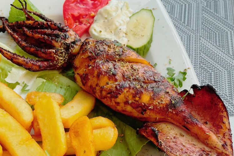 Cumi Bakar Khas Chania di Restoran Kaiki, Tempat Makan Wajib di Pulau Kreta, Yunani