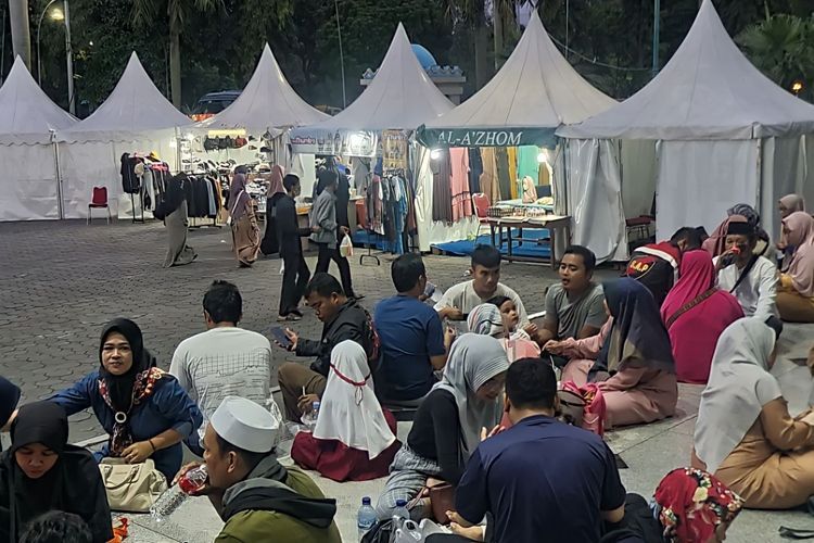 Intip Suasana Bazaar Ramadan di Masjid Raya Al-Azhom Tangerang, Dipenuhi Tenant UMKM