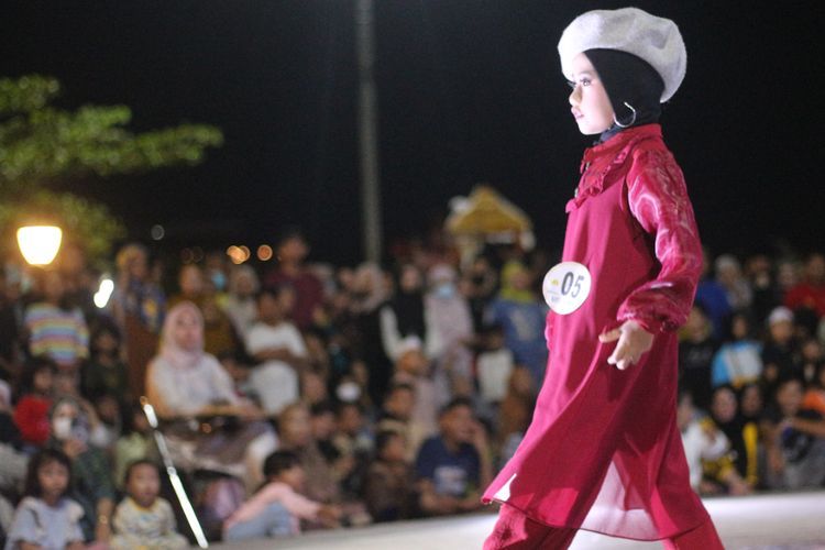 Serunya Lomba Fashion Show Anak di Pasar Ramadan Parepare, Emak-emak Auto Heboh!
