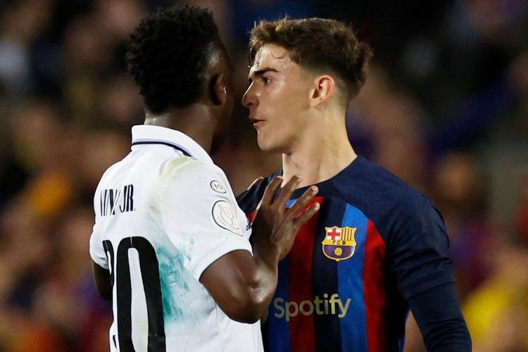 Panas! Begini Momen Keributan Vinicius vs Gavi di El Clasico