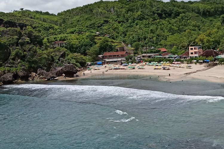 Mau Piknik Lebaran dengan View Indah Seperti di Labuan Bajo? Ke Pantai Siung Aja!