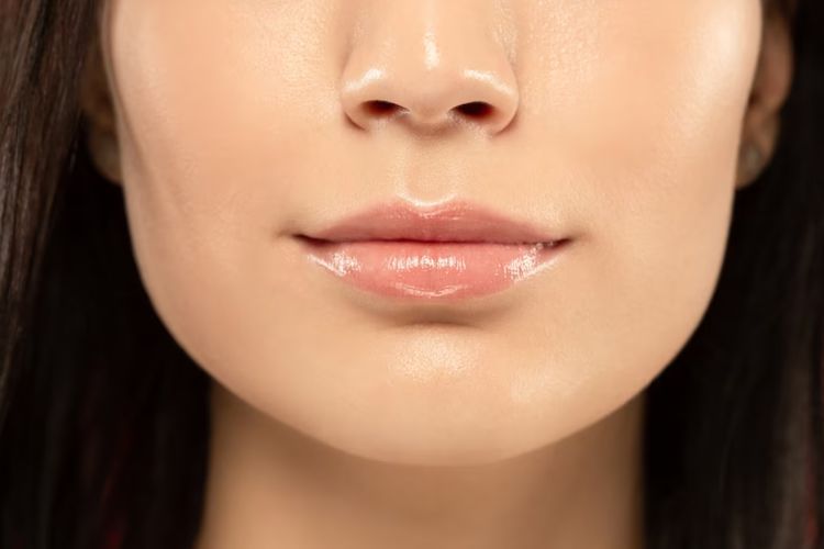Cuaca Panas Buat Bibir Jadi Kering dan Pecah-pecah? Simak 6 Cara Atasinya!