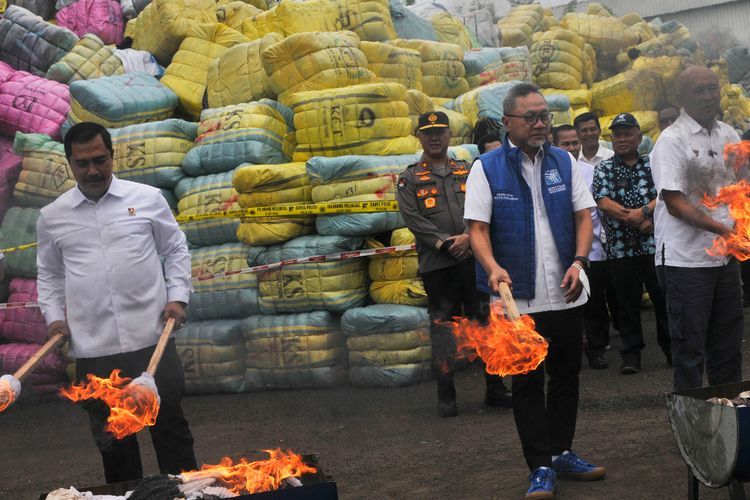 14.717 Bal Pakaian Bekas Alias Thrifting Senilai Rp118 Miliar Dimusnahkan