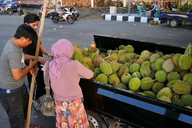 Lagi Musim, Lapak Durian di Parepare Diserbu Warga Menjelang Buka Puasa