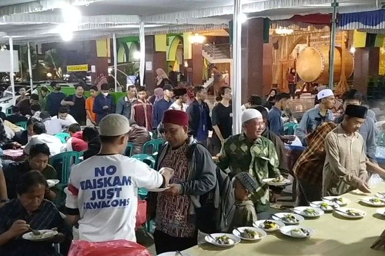 Asyik! Masjid di Dekat Alun-Alun Kota Batu Sajikan Hidangan Buka Puasa Bergizi Gratis
