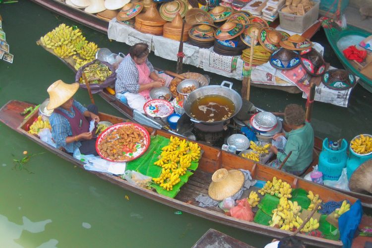 Menjelajahi Keunikan Pasar Terapung di Thailand: Ada Wisata Kuliner dan Belanja 