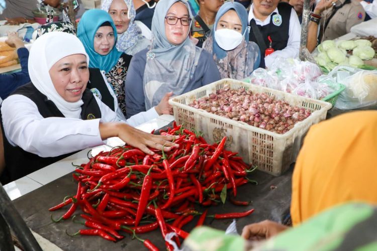 Cek Stok Bahan Pokok di Pasar Panarukan Situbondo, Khofifah: Harganya Stabil