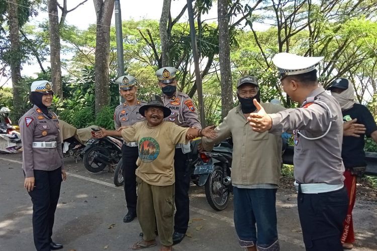 Pantau Jalur Mudik Gumitir, Puluhan 'Awe-Awe' Dapat Pelatihan Atur Lalu Lintas