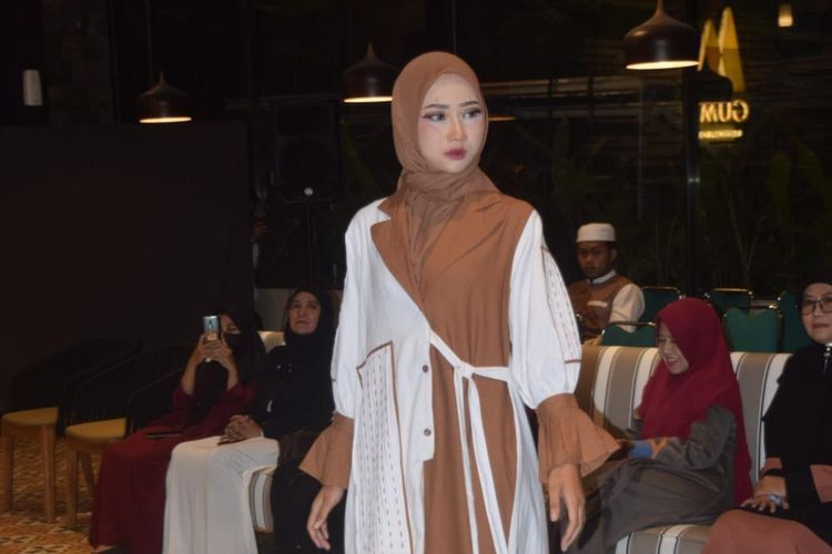 Lenggak-lenggok Model Fashion Show Ramadan di Guma Landscape Cafe Purbalingga