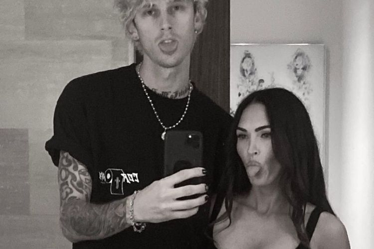 Sempat Dikabarkan Putus, Megan Fox dan Machine Gun Kelly Terlihat Mesra di Hawaii