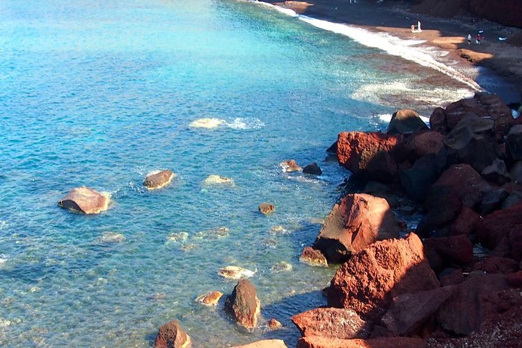 Pesona Pantai Pasir Merah di Santorini, Terbentuk dari Pecahan Batu Lava 3.000 Tahun Lalu