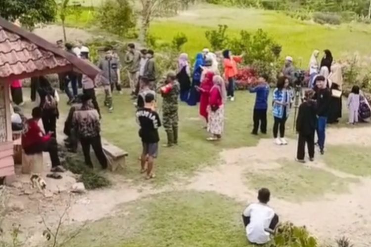 Rumah Viral Abah Jajang yang Berpemandangan Air Terjun Curug Citambur Makin Ramai