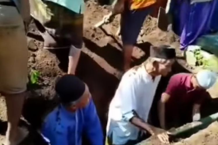 Viral Kakek Ini Dilempar Tanah saat Bantu Menguburkan Jenazah