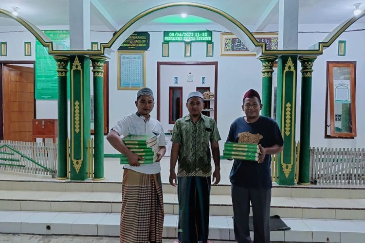 MasyaAllah! HIPMI Jember Bagikan 300 Al-Quran, Diantar ke 40 Musala di Pelosok Desa