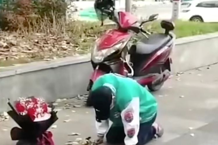 Bucin! Pria di China Rela Berlutut 21 Jam di Tengah Hujan Demi Balikan dengan Pacar