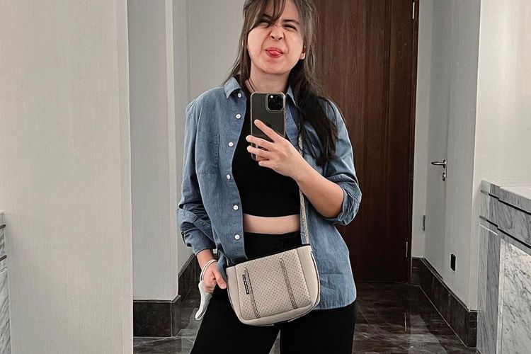 Pose Cute Putri Titian Mirror Selfie, Singgung soal Bentuk Badan Setelah Jadi Ibu-ibu
