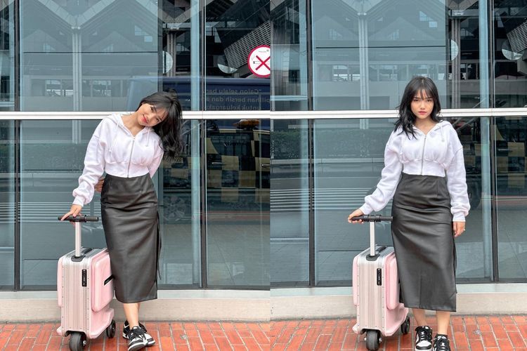 Inspirasi Airport OOTD Buat Libur Lebaran ala Fuji, Padukan Hoodie Crop Top dan Rok 