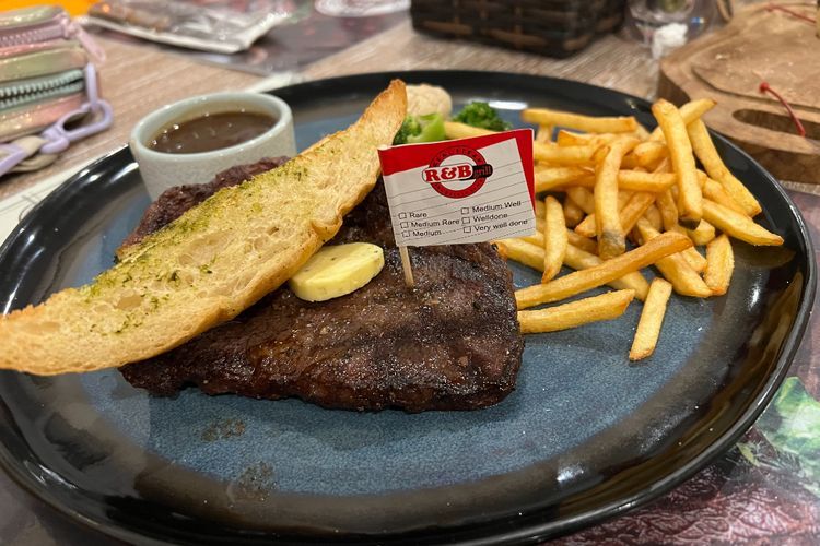 Makan Steak di Resto Ini Pilih Daging Sendiri, Ada Juga Snack Impor Gak Perlu Capek Jastip
