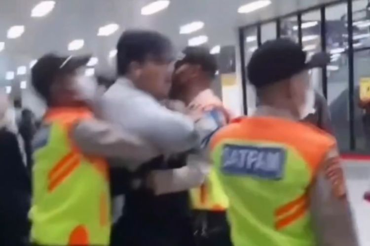 Viral Pria Ngamuk karena Saling Dorong di KRL, Petugas pun Turun Tangan!