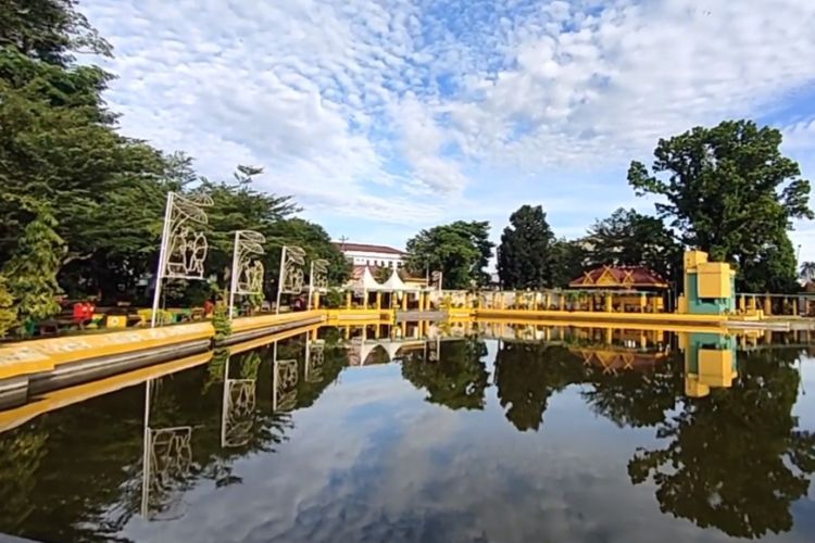 https://media.zcreators.id/crop/photo/indizone/2023/04/14/3eseOL9/taman-sri-deli-medan-tempat-nongkrong-asyik-warisan-berharga-kesultanan-deli16.jpg