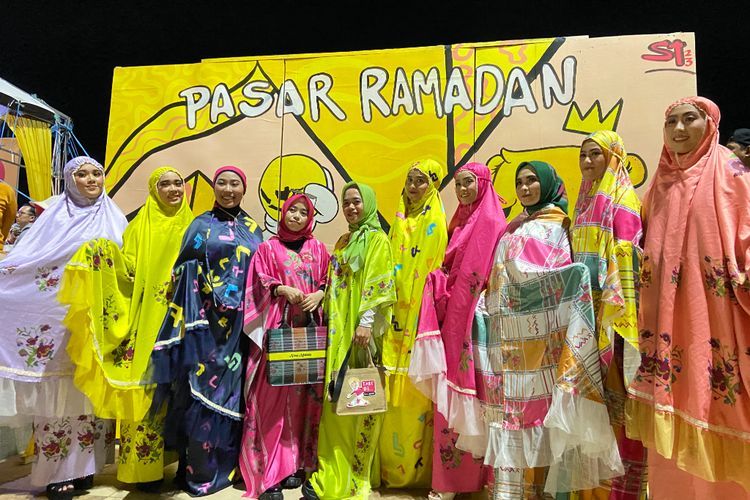 Mulai Jadi Tren, Puluhan Wanita Ini Fashion Show di Catwalk Pakai Mukena