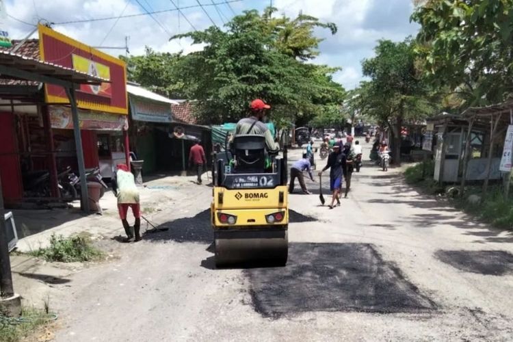 Supaya Pemudik Nyaman, Pemkab Lamongan Perbaiki Jalan Berlubang