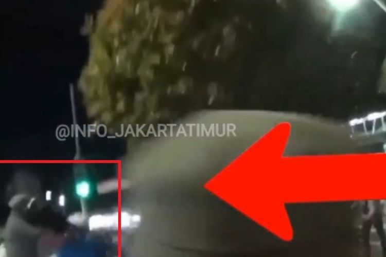 Brak! Pengamen Kepruk Kepala Anggota Satpol PP Pakai Gitar di Jaktim