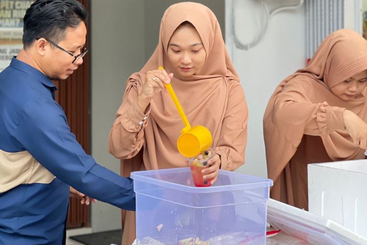 Niat Sedekah, Warga Jember Jual Takjil Es Buah Dibayar dengan Cara yang Beda!