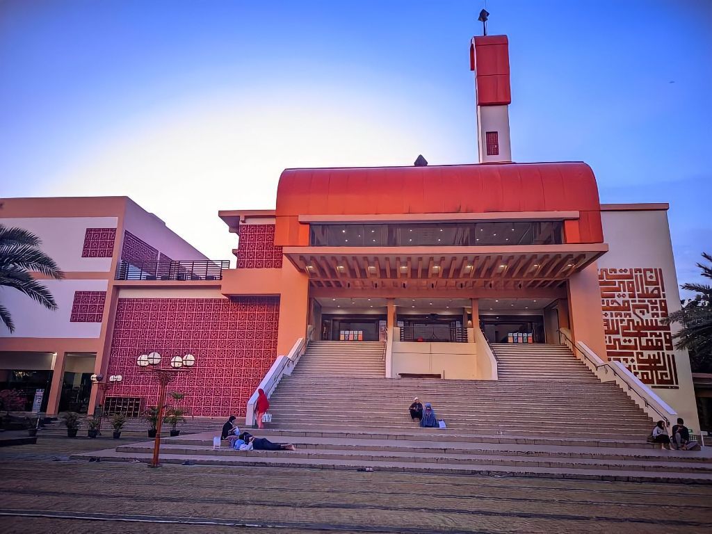 Melihat Keindahan Masjid Raya Bani Umar, Masjid Estetik Tanpa Kubah di Bintaro