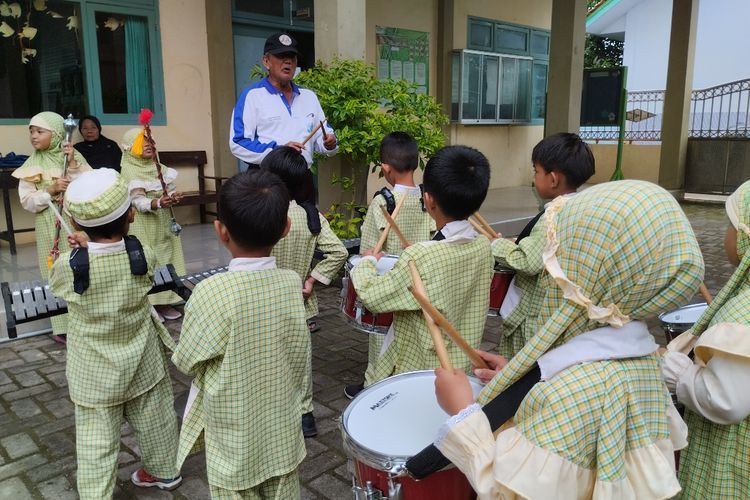 Usia Bukan Halangan, Lansia di Sumenep Semangat Latih Anak Paud Main Drumband