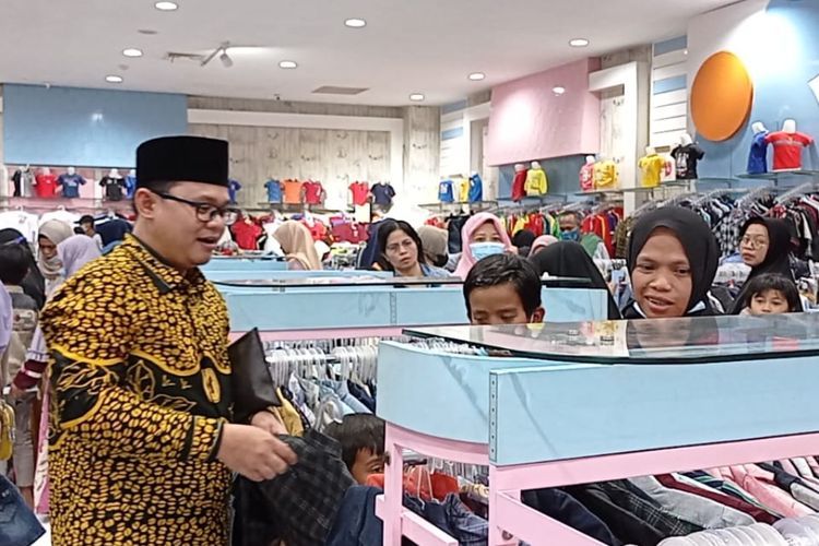 Kades di Jember Ajak Ratusan Anak Yatim ke Mal untuk Belanja Baju Lebaran 