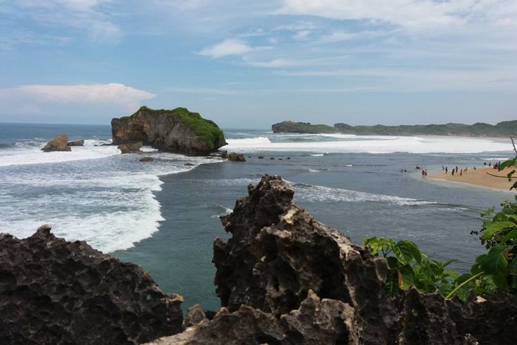 Pesona Pantai Ngandong, Pantai Nelayan di Teluk Kecil yang Bikin Susah Move On