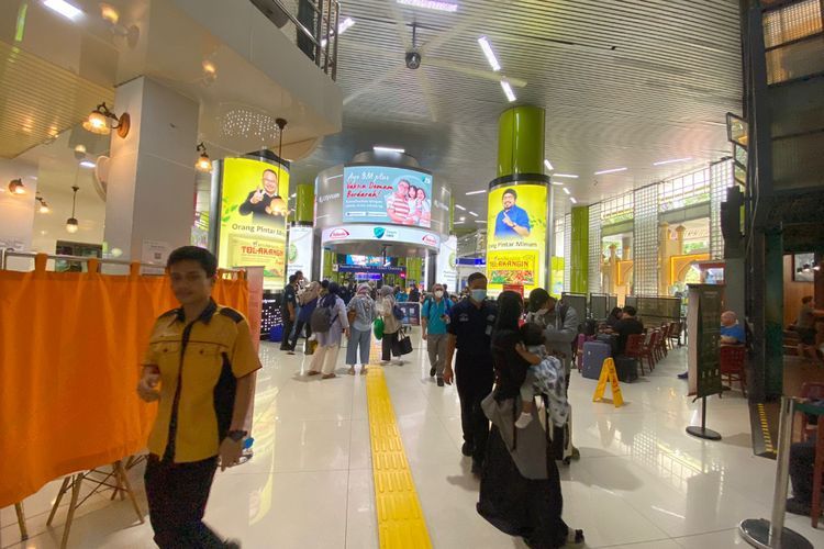 Cerita Porter Stasiun Gambir, Pernah Diomeli Akibat Taati Aturan PT KAI