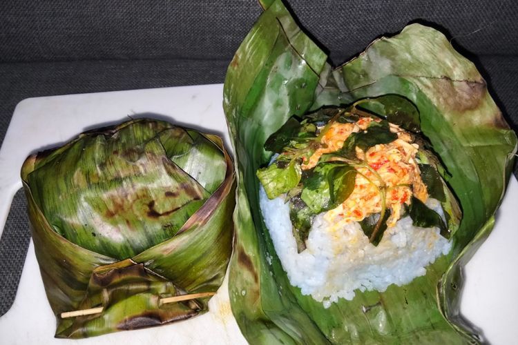 Resep Nasi Bakar Daun Telang Isian Ayam Suwir dan Kemangi, Yuk Recook untuk Buka Puasa!