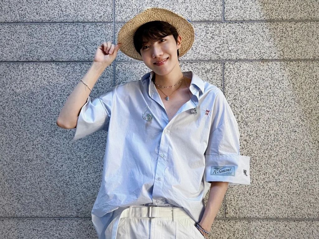 Pamer Rambut Cepak, J-Hope BTS Berangkat Wajib Militer