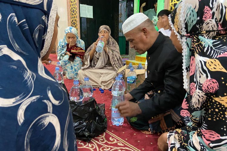 Cara Jemaah Masjid Taqwa Mengejar Keberkahan Malam 27 Ramadan: Bawa Air Minum Sendiri