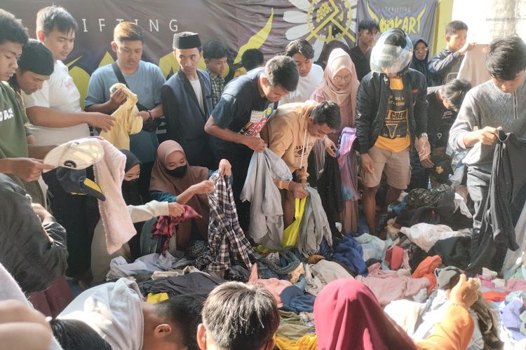 Asyiknya Ngabuburit Sambil Hunting Pakain Thrift di Sumenep, Cuma Goceng Dapet Baju Bagus!