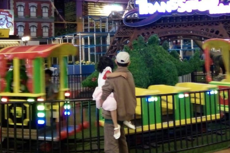 Serunya Ngabuburit Main Roller Coaster Indoor di dalam Mall, Banyak Permainan Seru Lainnya