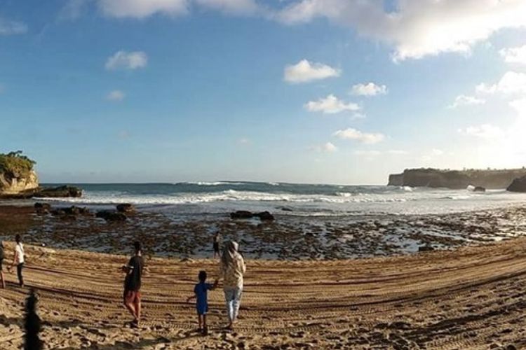 Menikmati Keindahan Pantai Klayar Pacitan, Melihat Ombak dan Batu Karang yang Memukau
