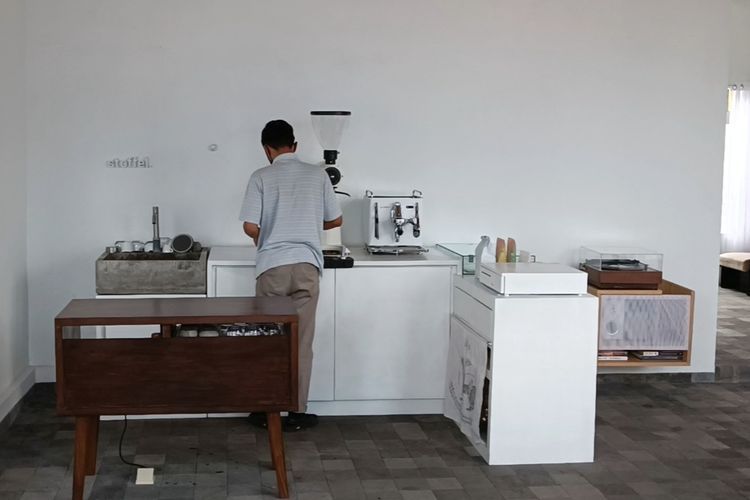Kisah Sukses Buka Coffee Shop Simpel dan Minimalis di Tengah Perumahan