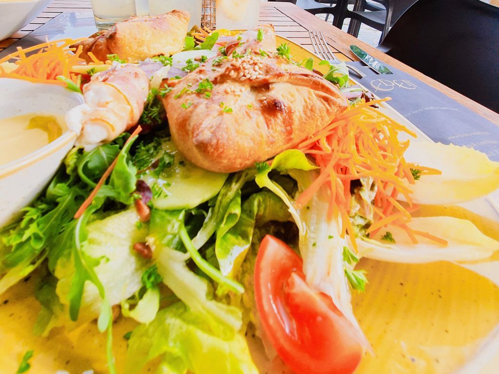 Nikmatnya Salad Feta Cheese Khas Yunani, Kombinasi Sempurna yang Menggugah Selera!