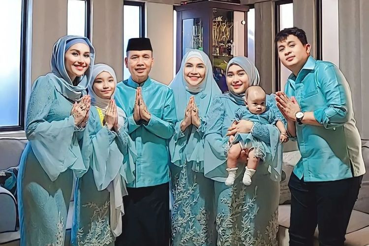 Gaya Ayu Ting Ting Lebaran Bersama Keluarga, Berhijab dan Dibalut Busana Serba Biru
